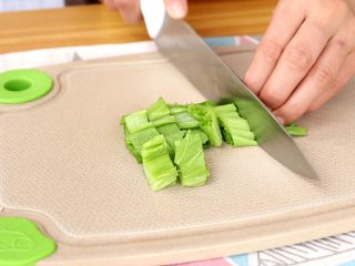 果蔬面条,芥菜取叶切碎
tips：这里芥菜可以用菠菜，油菜叶代替
