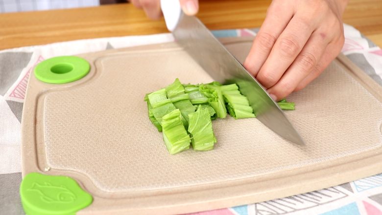 果蔬面条,芥菜取叶切碎
tips：这里芥菜可以用菠菜，油菜叶代替