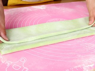 果蔬面条,面片两边分别对折，再折一下，如图
tips：面片上要散一些干面粉，以免粘连住
