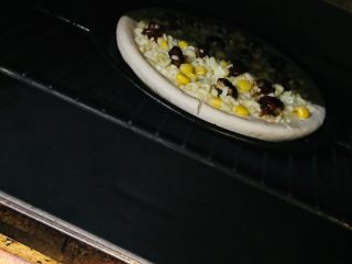 日式鳗鱼披萨,放入玉米粒菠萝，再撒一层芝士，将烤箱温度调好之后放入烤箱。