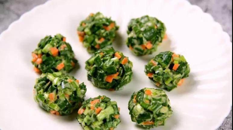 自制的韭菜丸子，吃起来别有一番滋味，好吃的不得了。,取适量馅料搓成丸子，入蒸锅蒸15分钟