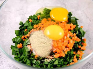 自制的韭菜丸子，吃起来别有一番滋味，好吃的不得了。,碗中依次倒入胡萝卜、鸡蛋、胡椒粉、淀粉