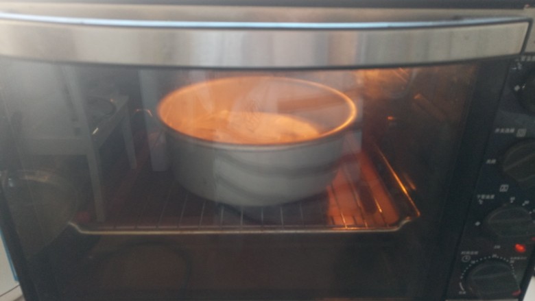 蜂蜜牛奶蛋糕,放入烤箱160度烤45分钟即可