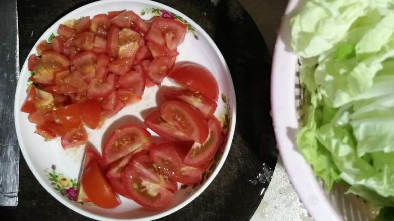 番茄🍅丸子,番茄🍅一半切成丁，一半切成小块。