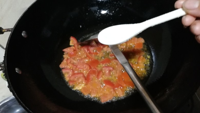 番茄🍅丸子,锅中放油，约小半碗，炒番茄汁要油多一些才好。先放入番茄丁，加一丁点儿盐。