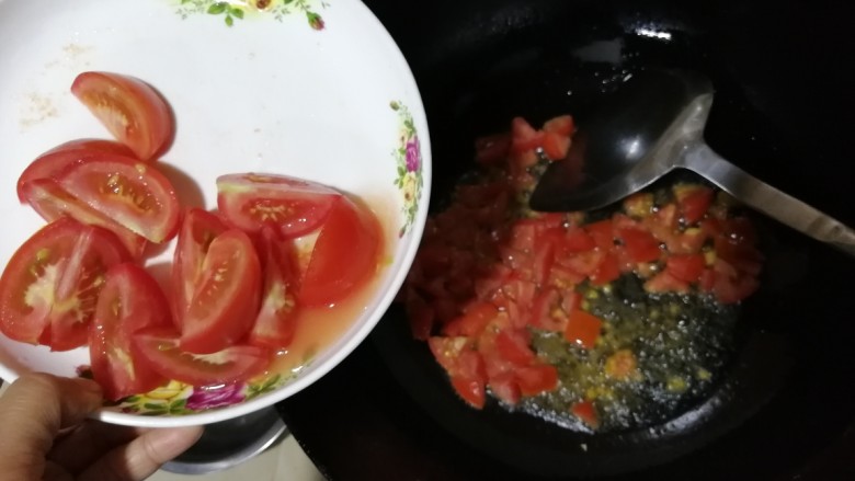 番茄🍅丸子,番茄丁快熟后再倒入番茄片。