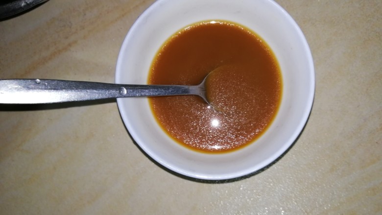 番茄🍅丸子,加约50ml清水搅拌成芡汁。