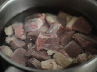 红烧牛肉面,牛腩切成小块，冷水下锅，焯水后捞出