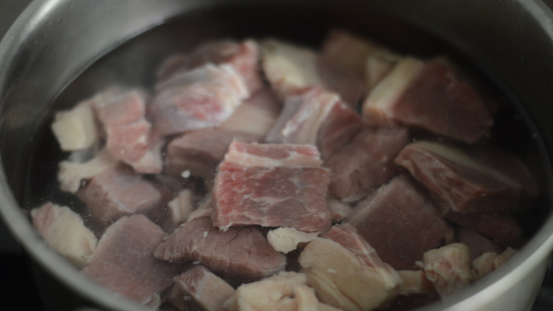 红烧牛肉面,牛腩切成小块，冷水下锅，焯水后捞出