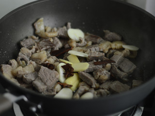红烧牛肉面,炒至干身后放入姜蒜、八角、桂皮