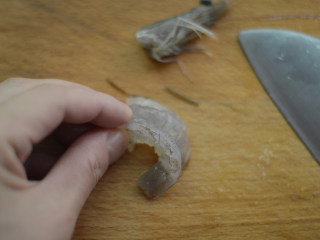 芦笋彩椒虾球,虾去头尾，剥掉外壳，从后背划开，挑出虾肠