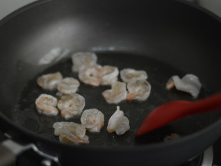 芦笋彩椒虾球,锅里倒入少许油，放入虾翻炒