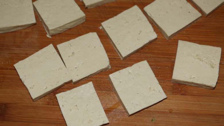 香辣烤豆腐,将豆腐切成厚约0.8cm 的小块。