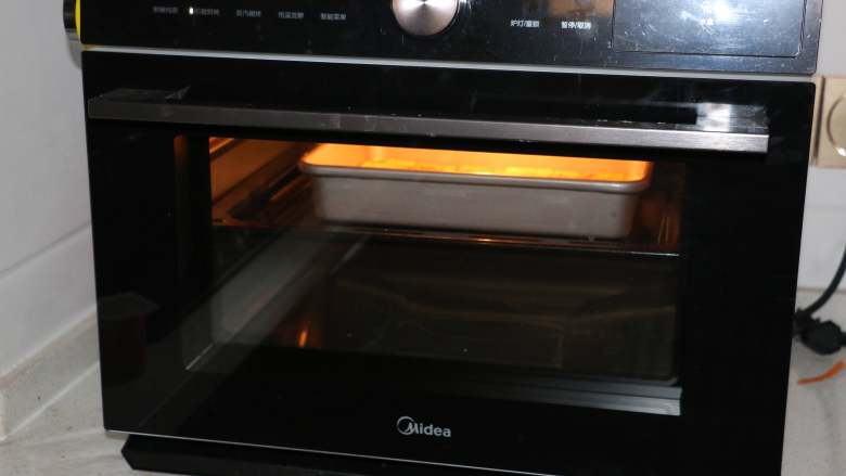 香辣烤豆腐,烤箱提前预热，180度20分钟即可。