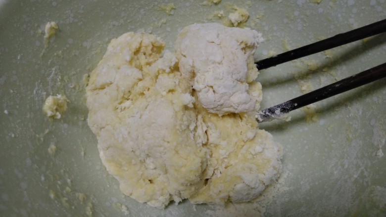 葡萄干沙琪玛,将鸡蛋液打入面粉中，搅拌均匀。