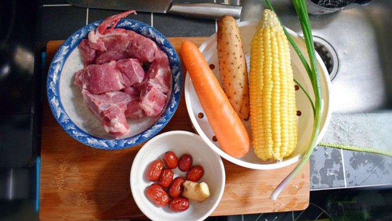 玉米胡萝卜山药排骨汤,准备食材。
