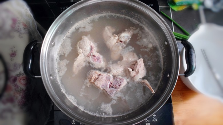 玉米胡萝卜山药排骨汤,锅內冷水放入排骨，大火煮开。待血沫浮起来后，将排骨捞起。