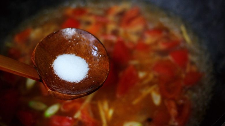 鳕鱼番茄羹,这个时候加入适量的盐调味。