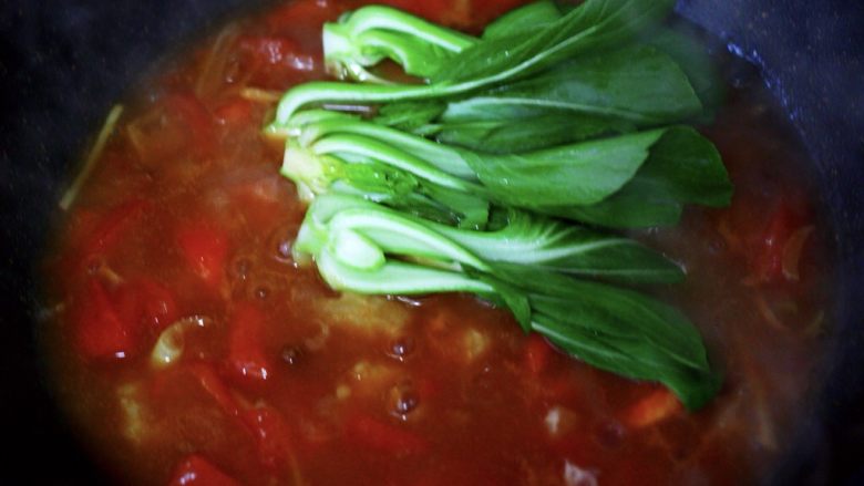 鳕鱼番茄羹,放入洗净切半的小油菜。