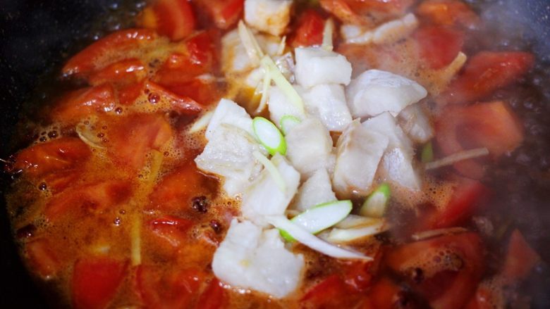 鳕鱼番茄羹,加入腌制好的鳕鱼。