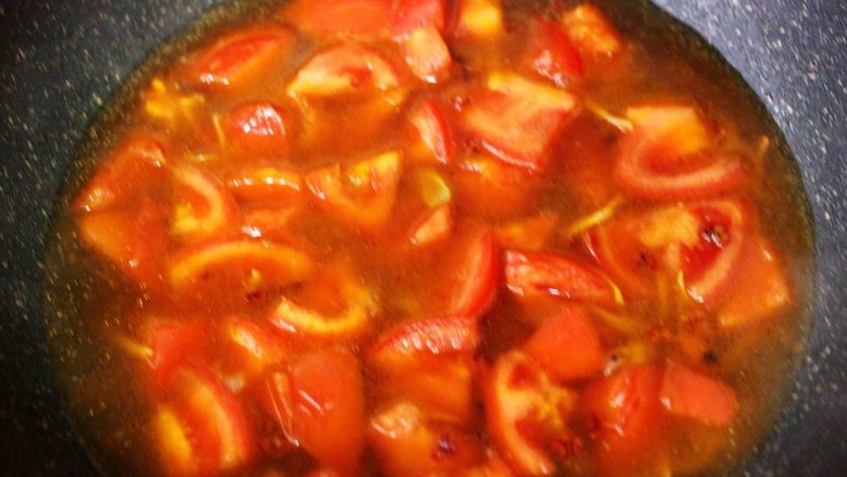 鳕鱼番茄羹,翻炒至番茄断生变色的时候，这个时候加入适量的清水。