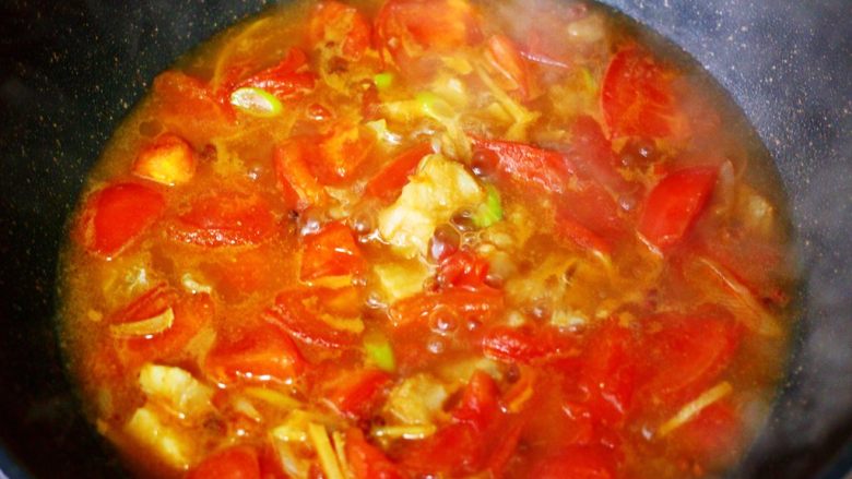 鳕鱼番茄羹,大火煮沸后继续小火慢慢炖煮5分钟左右。