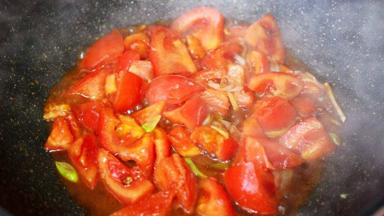 鳕鱼番茄羹,加入番茄块继续翻炒片刻。