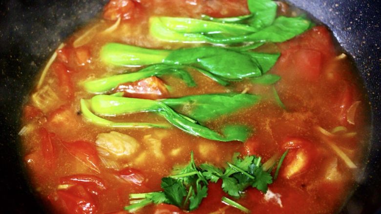 鳕鱼番茄羹,看见小油菜断生变色就可以关火了。