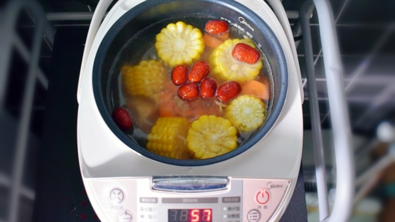 玉米胡萝卜山药排骨汤,再过20分钟左右，也就是1小时以后，加入胡萝卜和红枣，盖上盖子继续炖。