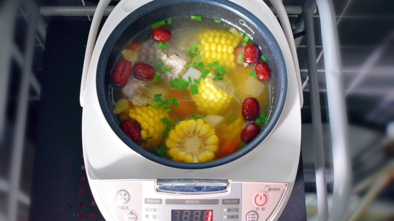 玉米胡萝卜山药排骨汤,撒上适量的葱花，美味的玉米胡萝卜山药排骨汤就完成啦！