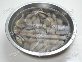 姜葱炒花蛤,将花蛤放在淡盐水中静养3小时，让其吐沙。