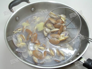 姜葱炒花蛤,锅内放清水，生姜3片，料酒2大匙，大火煮开后，放入花蛤煮至开壳捞起。