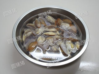 姜葱炒花蛤,将开壳的花蛤放入清水中，逐个清净干净肉里面的沙质。