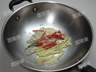 姜葱炒花蛤,炒锅热油1大匙，放入姜、蒜、红椒小火炒出香味。