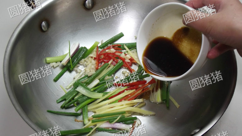 姜葱炒花蛤,放入葱段炒出香味，加入碗汁烧开。
