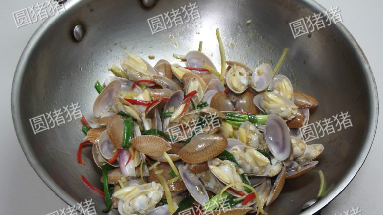 姜葱炒花蛤,至调味料均匀的裹上花蛤即可盛盘。