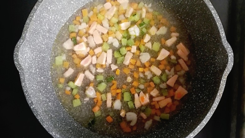 宝宝辅食—红虾三文鱼蔬菜面疙瘩,倒入一碗清水，中火煮