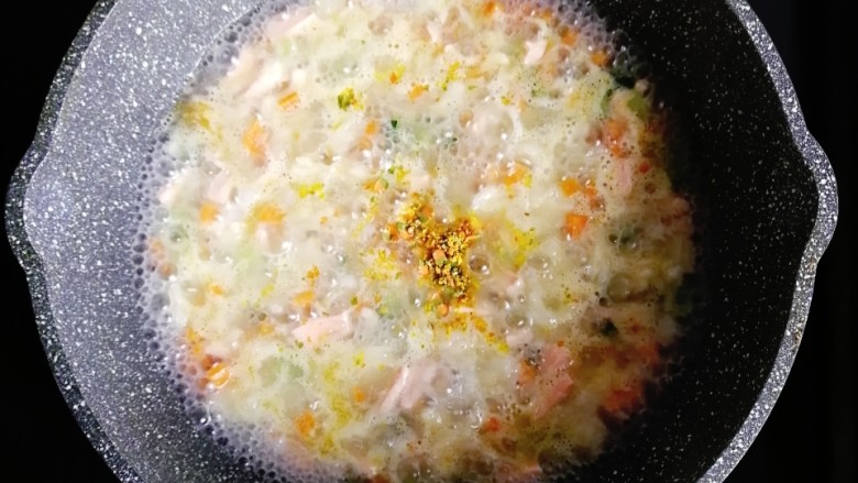 宝宝辅食—红虾三文鱼蔬菜面疙瘩,煮至食材全熟，倒入一袋拌饭料调味（没有的用盐代替）