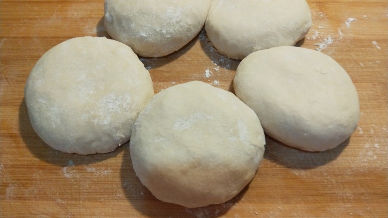 新文美食  葱油饼,面团在次揉均匀做成小面团。