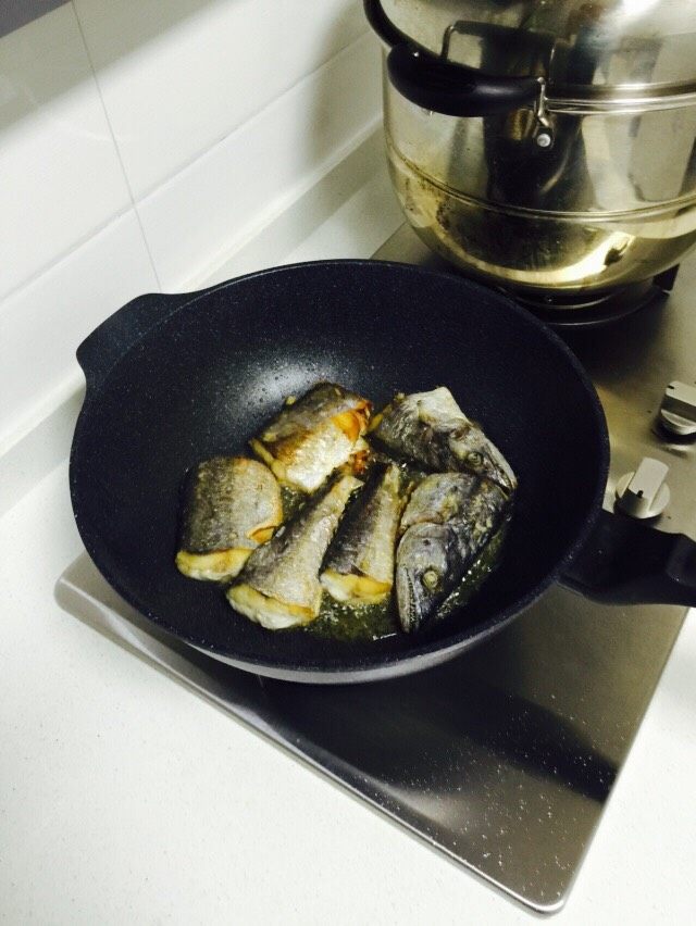茄汁鲅鱼,锅内烧适量油，把鱼煎至两面金黄，捞出备用