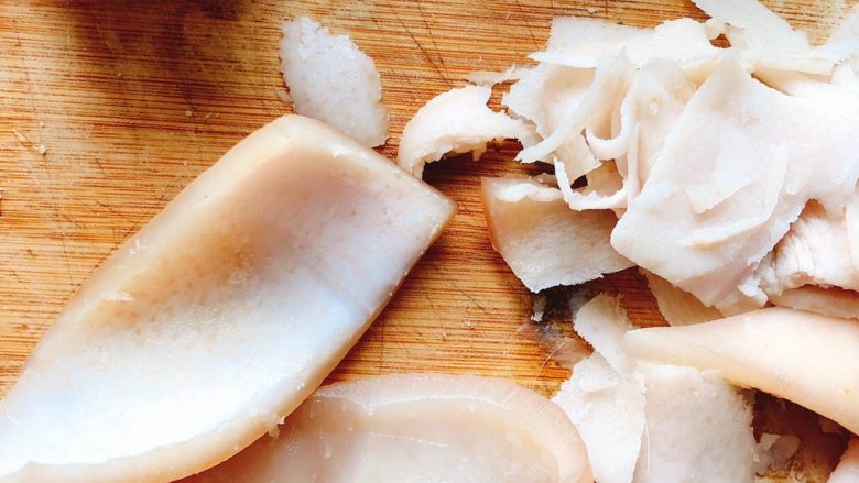 不腥不油不腻的猪皮冻,用刀将猪皮内层多余肥肉刮干净，刮的越干净越不油腻。