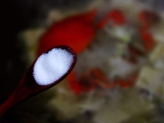 海带豆腐炖梭子蟹,加入适量的盐调味。