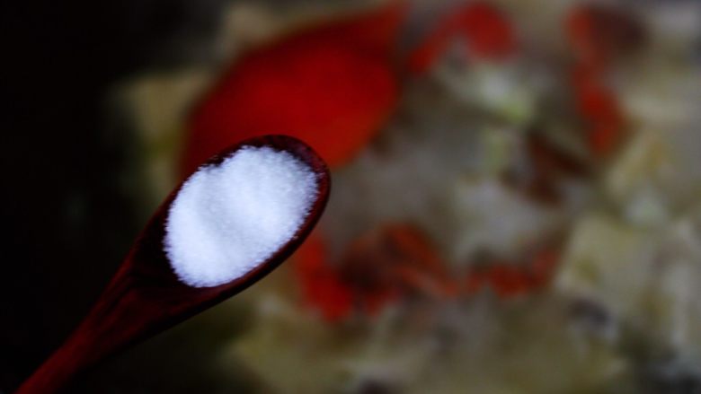 海带豆腐炖梭子蟹,加入适量的盐调味。