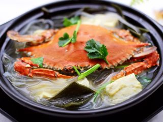 海带豆腐炖梭子蟹,啦啦啦，鲜美无比又营养丰富的海带豆腐炖梭子蟹就出锅咯，盛到沙锅里就可以开始享用了。
