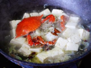 海带豆腐炖梭子蟹,大火煮沸后，盖上锅盖继续炖煮20分钟，常言道：千滚豆腐万炖鱼，豆腐炖的时间长点更好吃。
