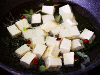 海带豆腐炖梭子蟹,这个时候加入提前焯水的豆腐。
