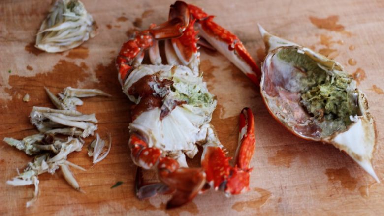 海带豆腐炖梭子蟹,把蒸熟的梭子蟹先打开蟹盖，清除里面的须须和杂质。