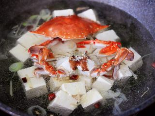 海带豆腐炖梭子蟹,这个时候加入收拾干净的梭子蟹。