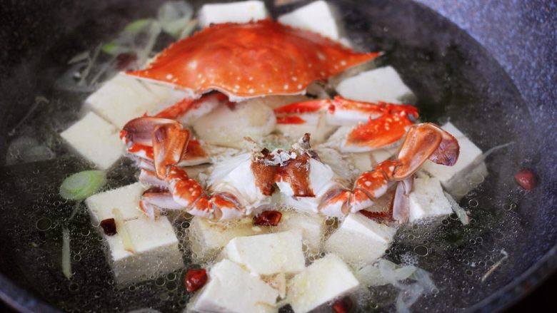 海带豆腐炖梭子蟹,这个时候加入收拾干净的梭子蟹。