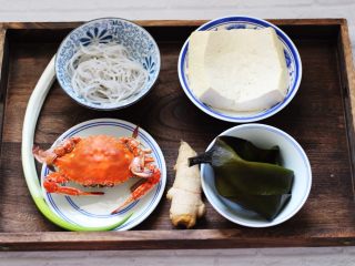 海带豆腐炖梭子蟹,首先备齐所有的食材，梭子蟹提前洗净后蒸熟备用，这样做出来的汤色更加干净鲜美。